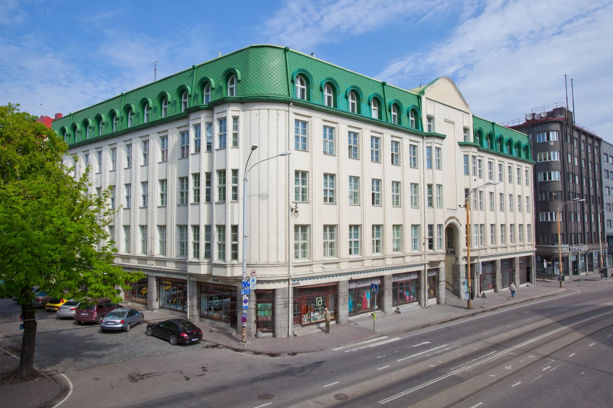 Pildil on Kultuuriministeeriumi hoone ehk Saarineni maja. Hoone on viiekorruseline ja heledat värvi, esimesel korrusel on suured raamatupoe vaateaknad, Hoone viies korrus on väljast kaetud rohekate katusekividega.