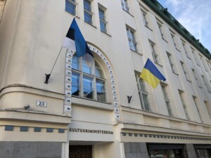 Pildil on vaade Kultuuriministeeriumi helekollasele fassaadile, millel lehvivad Eesti ja Ukraina lipp.