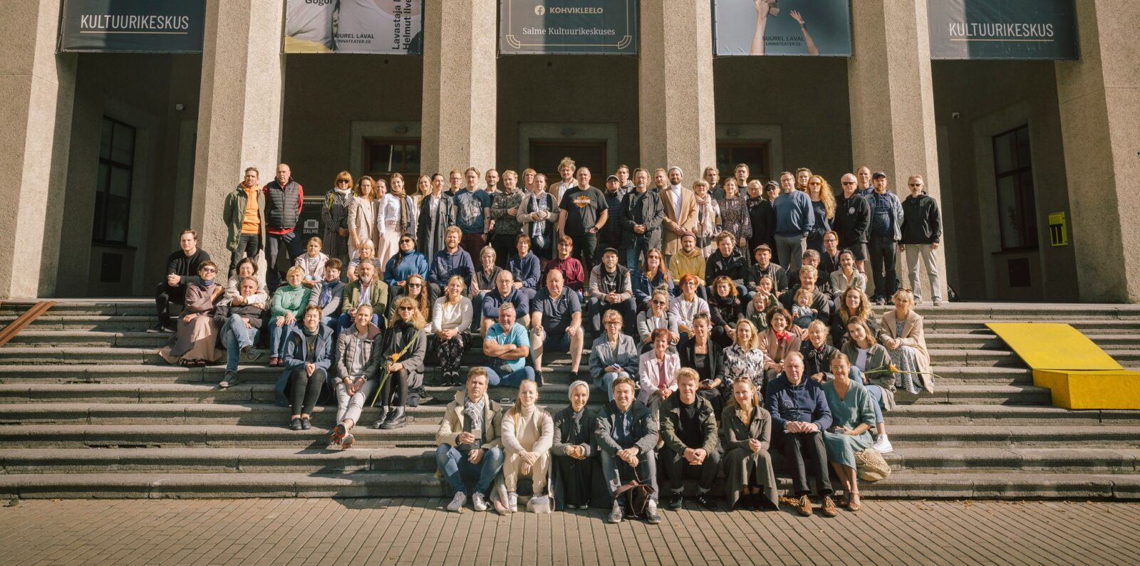 Pildil on sajakonnast inimesest koosnev Tallinna Linnateatri kollektiiv, kes istub Salme Kultuurikeskuse ees suurel trepil.