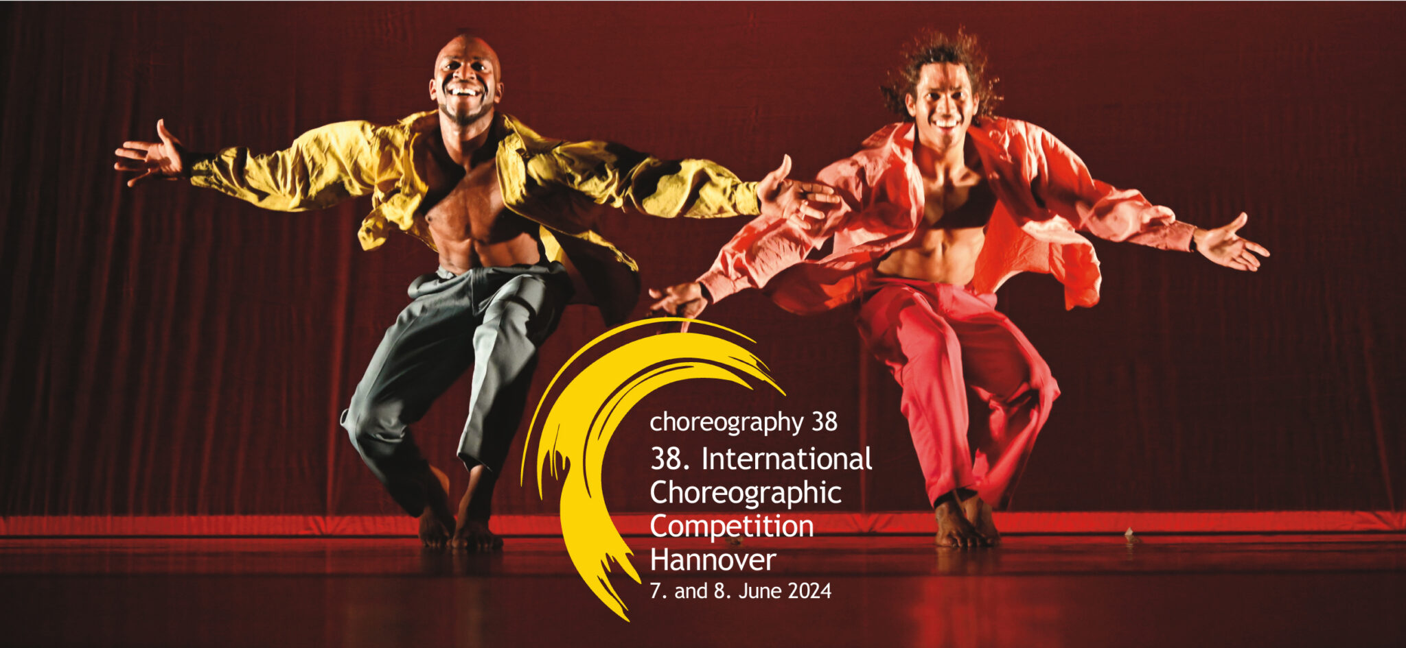 Pildil on kaks tantsivat meest, kes vaatavad kaamerasse, käed külgedele sirutatud. Pildil on kirjas "38. International Choreographic Competition Hannover 7. and 8. June 2024".