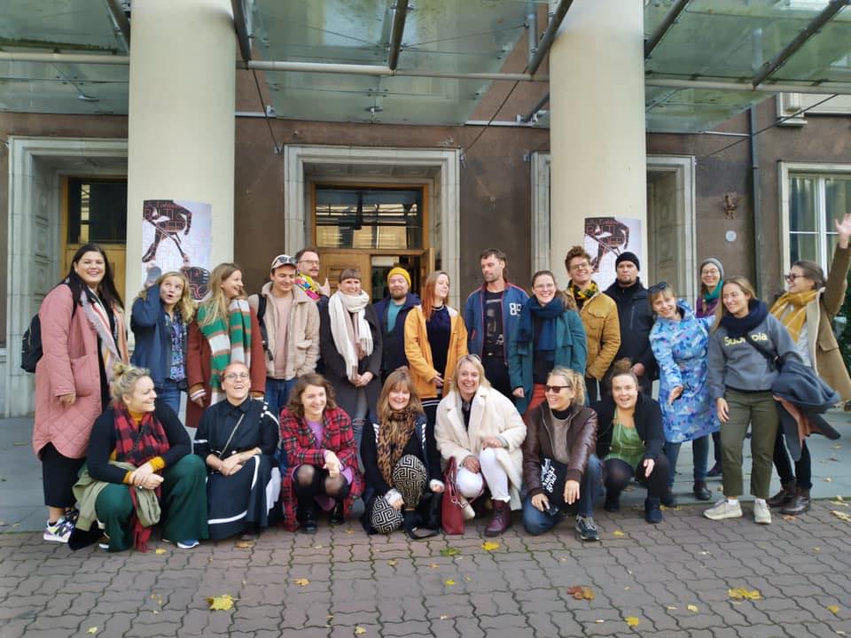 Pildil on 23 BNCNi liikmesorganisatsioonide esindajat, kes seisavad ja kükitavad Sakala 3 Teatrimaja ees Tallinnas.