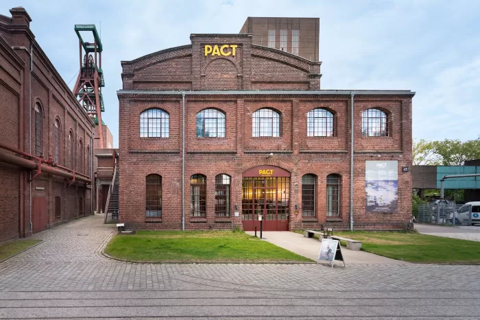 Pildil on etenduskunstide keskus PACT Zollverein Essenis Saksamaal. Tegu on kolmekorruselise ajaloolise punastest tellistest hoonega.