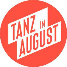 Pildil on festivali Tanz im August logo, punase ringi sees on valge taustaga punane tekst "TANZ im AUGUST".