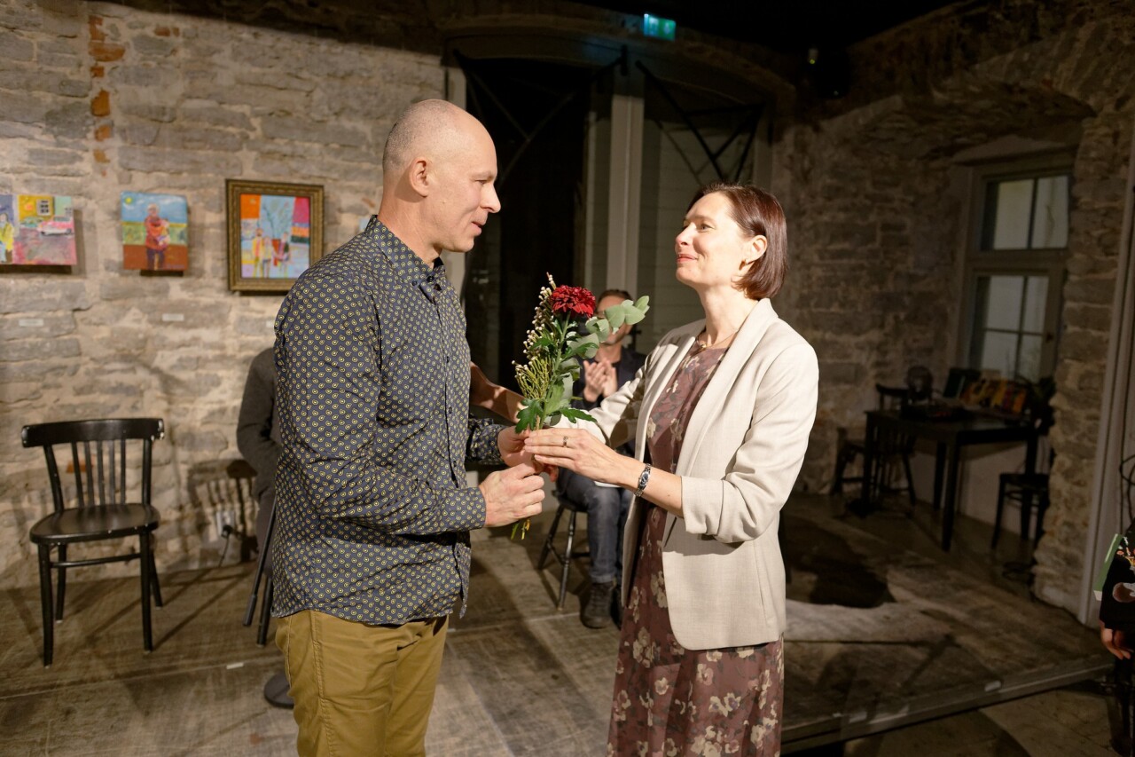 Näidendivõistluse võitja Erki Aule ja Eesti Teatri Agentuuri juht Kirsten Simmo võistluse auhindade üleandmisel. Simmo annab Aulele üle kimbu lilli, nende selja taga istuvad näitlejad.
