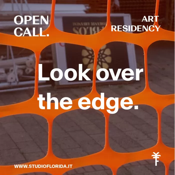 Pildi taustal on vaade tänavale, mida katab justkui oranž suurte aukudega võrk. Pildil on kirjas "Open call / art residencies / Look over the edge. / www.studioflorida.it".