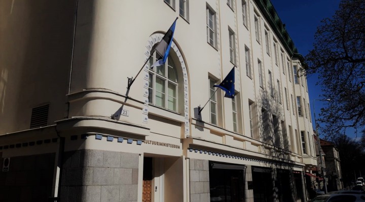 Pildil on Saarineni maja heledates toonides fassaad, kus on kirjas "Kultuuriministeerium" ning selle kohal lehvivad Eesti ja Euroopa Liidu lipp.