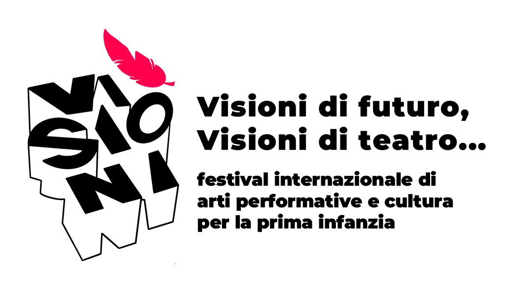 Pildil on mustaga kirjas "Visioni di futuro, Visioni di teatro ... / festival internazionale di arti performative e cultura per la prima infanza". Vasakul on sõna "Visioni" kujundatud suuremate ja ruumiliste tähtedega, kõrval väike punane sulg.