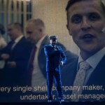 Pildil on stseen lavastusest "Rahamaa", kus esiplaanil on näitleja Gert Raudsep. Tema selja taga paistab ekraan, kus videopildis paistab esiplaanil Tõnis Niinemets.