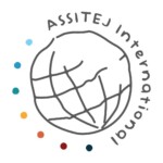 Pildil on rahvusvahelise ASSITEJ logo, millel on kujutatud maakera, mille paremale küljele on hallis tekstis kirjutatud "ASSITEJ International". Vasakul küljel on eri värvides täpid.