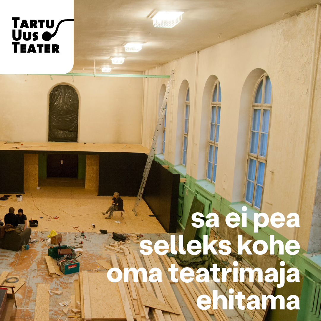 Pildil on näha Tartu Uue Teatri suurt saali remondijärgus. Saali seinad on valged, põrandal on näha vineerlaudu ja -plaate. Pildi all nurgas on kirjas 