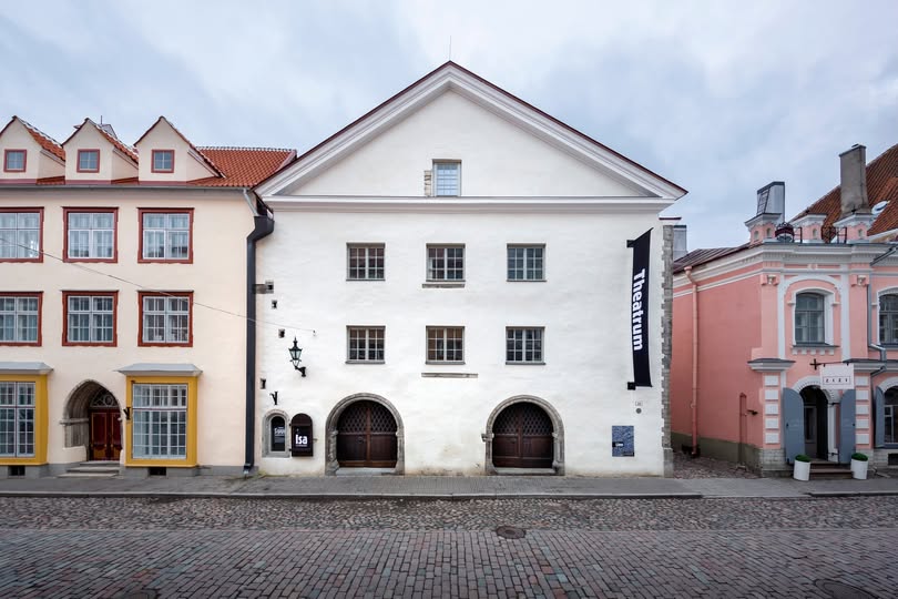 Pildil on Theatrumi hoone Tallinna Vanalinnas. Tegu on kolmekorruselise valge kivimajaga, millel on kaks suur võlvust ja seitse akent. Paremal pool on ka must silt valge kirjaga 