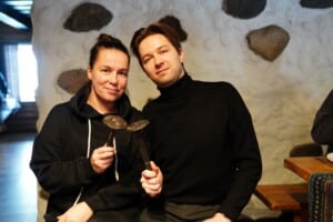 Pildil seisavad kõrvuti näitleja Anneli Rahkema ja Johannes Richard Sepping, kes hoiavad käes auhinnaks saadud suuri naelakujulisi metallist skulptuure. Rahkemal on seljas must kapuutsiga pusa, Seppingul must kõrge kaeluse ja pikkade varrukatega särk.