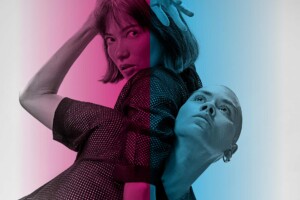 Fotol on kaks tantsijat, kellest üks on peaga läbi pugenud teise käe alt. Fotol on vasakus küljes roosa filter, paremal sinine filter.