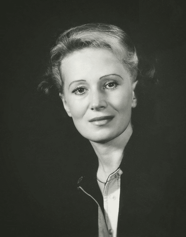 Mustvalgel portreepildil on Marje Loorits noorena. Tal on heledad kuklasse kinnitatud juuksed, tumedad kitsad kulmud ja seljas tume pluus.