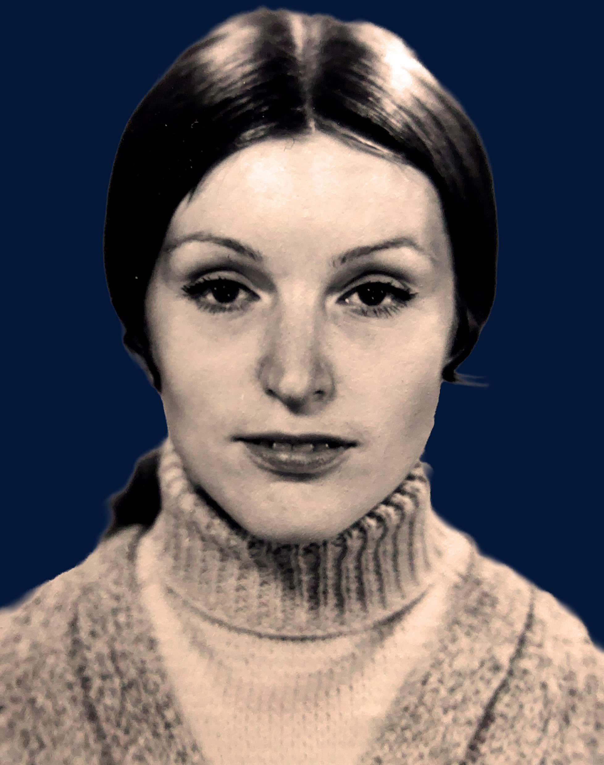 Mustvalgel portreepildil on Astra Tofer noorena. Tal on tumedad pikad kuklasse kinnitatud juuksed, kitsad tumedad kulmud ja kõrge kaelusega kampsun.