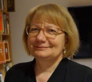Esileht Portreepildil on Kristel Pappel, tal on lühikesed heledad juuksed ja heledate raamidega prillid. Ta naeratab ja vaatab kaamerasse.