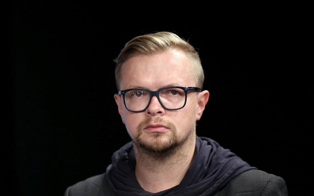 Portreepildil on Dmitri Petrenko, tal on lühikesed heledad juuksed ja lühike habe. Ta kannab tumedate raamidega prille.