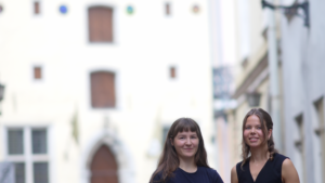 Esileht Pildi esiplaanil on Tallinna Linnateatri kirjandustoimetajad Elo Kaalep ja Maria Aksiim. Nende taga paistab Tallinna Linnateatri hoone.