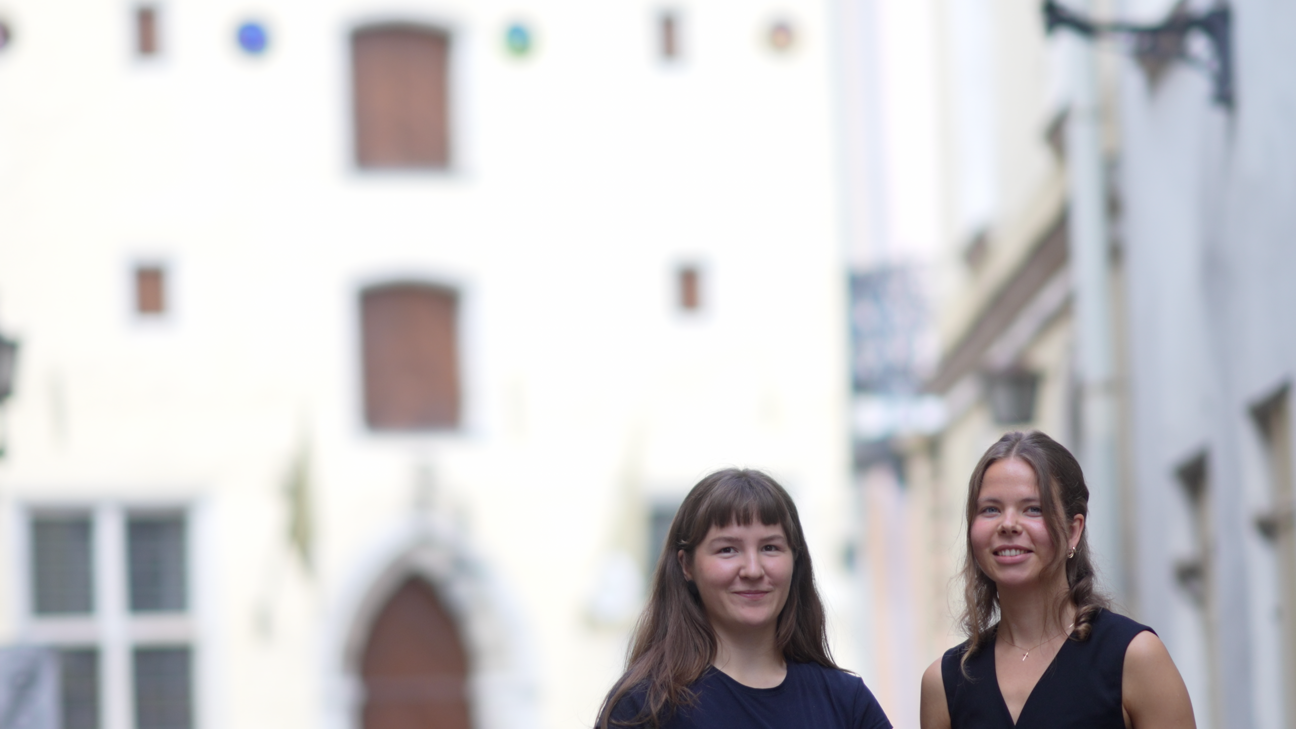 Pildi esiplaanil on Tallinna Linnateatri kirjandustoimetajad Elo Kaalep ja Maria Aksiim. Nende taga paistab Tallinna Linnateatri hoone.