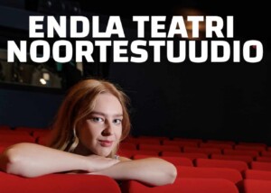 Pildil on Astra Irene Susi, kes istub Endla Teatri suures saalis ja toetub punaste toolide leenile. Pildi ülaosas on valges kirjas 
